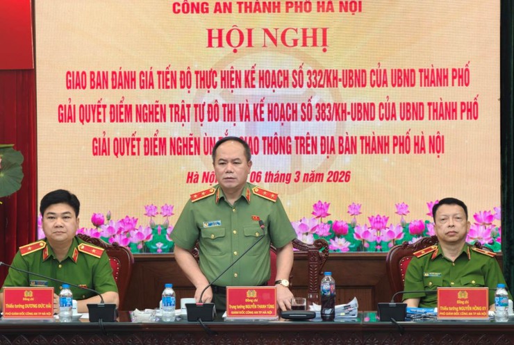 Hanoi intensifies actions to resolve urban disorder and persistent traffic congestion hotspots- Ảnh 1.