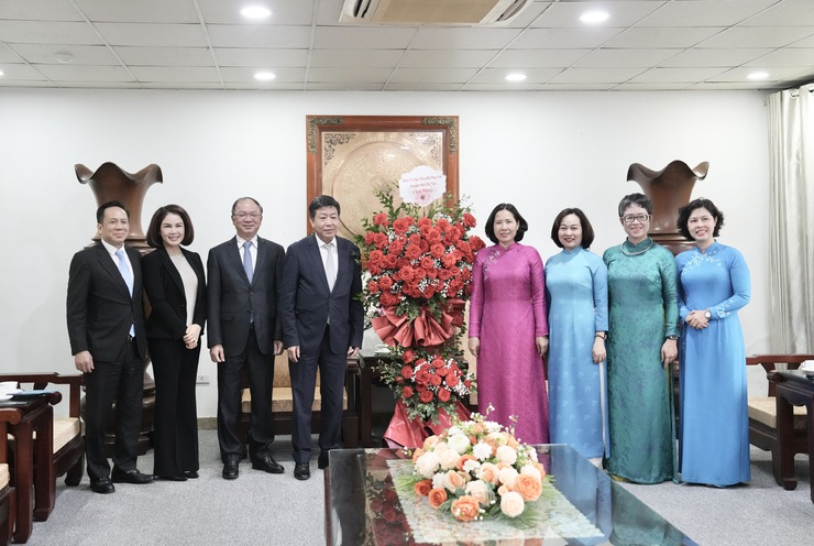 Hanoi leader congratulates women's organizations and commits to progressing gender equality- Ảnh 2.