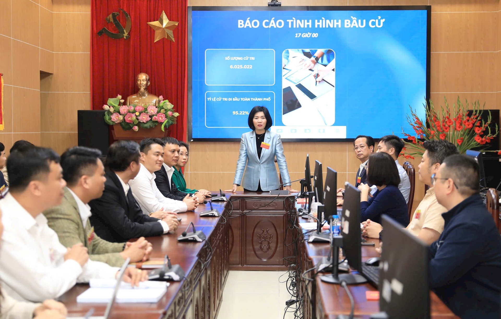 Chủ tịch Ủy ban Bầu cử Thành phố Phùng Thị Hồng Hà thăm, động viên cán bộ làm nhiệm vụ phục vụ bầu cử- Ảnh 1.