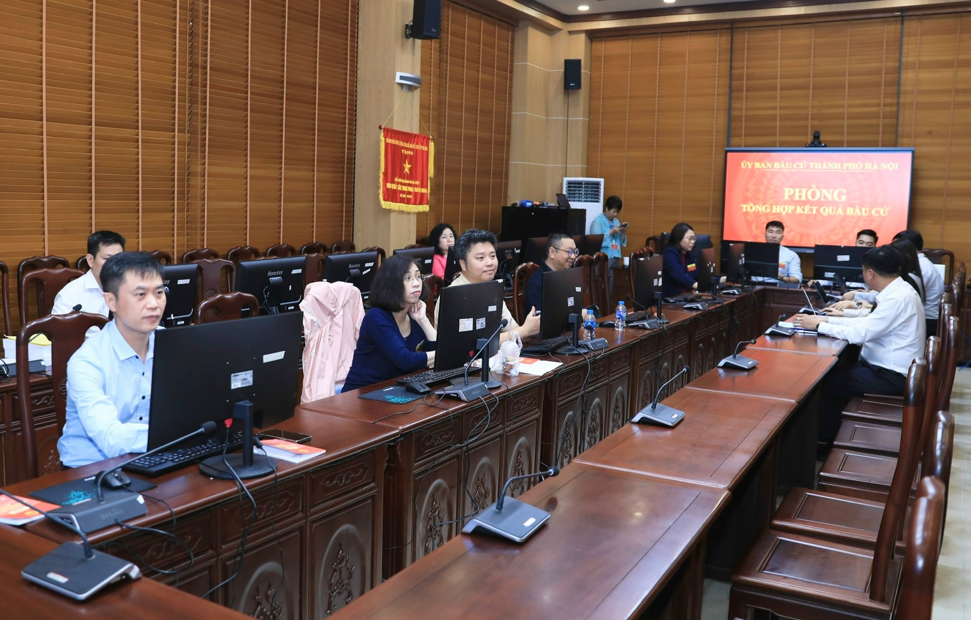 Chủ tịch Ủy ban Bầu cử Thành phố Phùng Thị Hồng Hà thăm, động viên cán bộ làm nhiệm vụ phục vụ bầu cử- Ảnh 3.