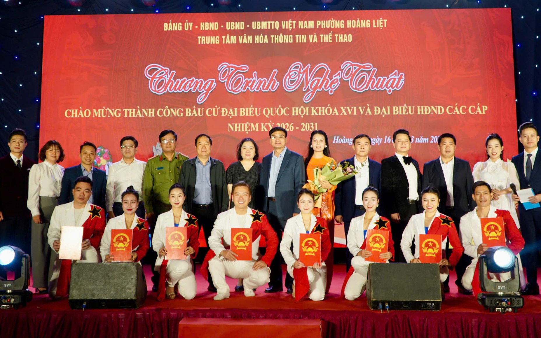 Lãnh đạo phường Hoàng Liệt tặng hoa chúc mừng các nghệ sĩ tham gia đêm diễn