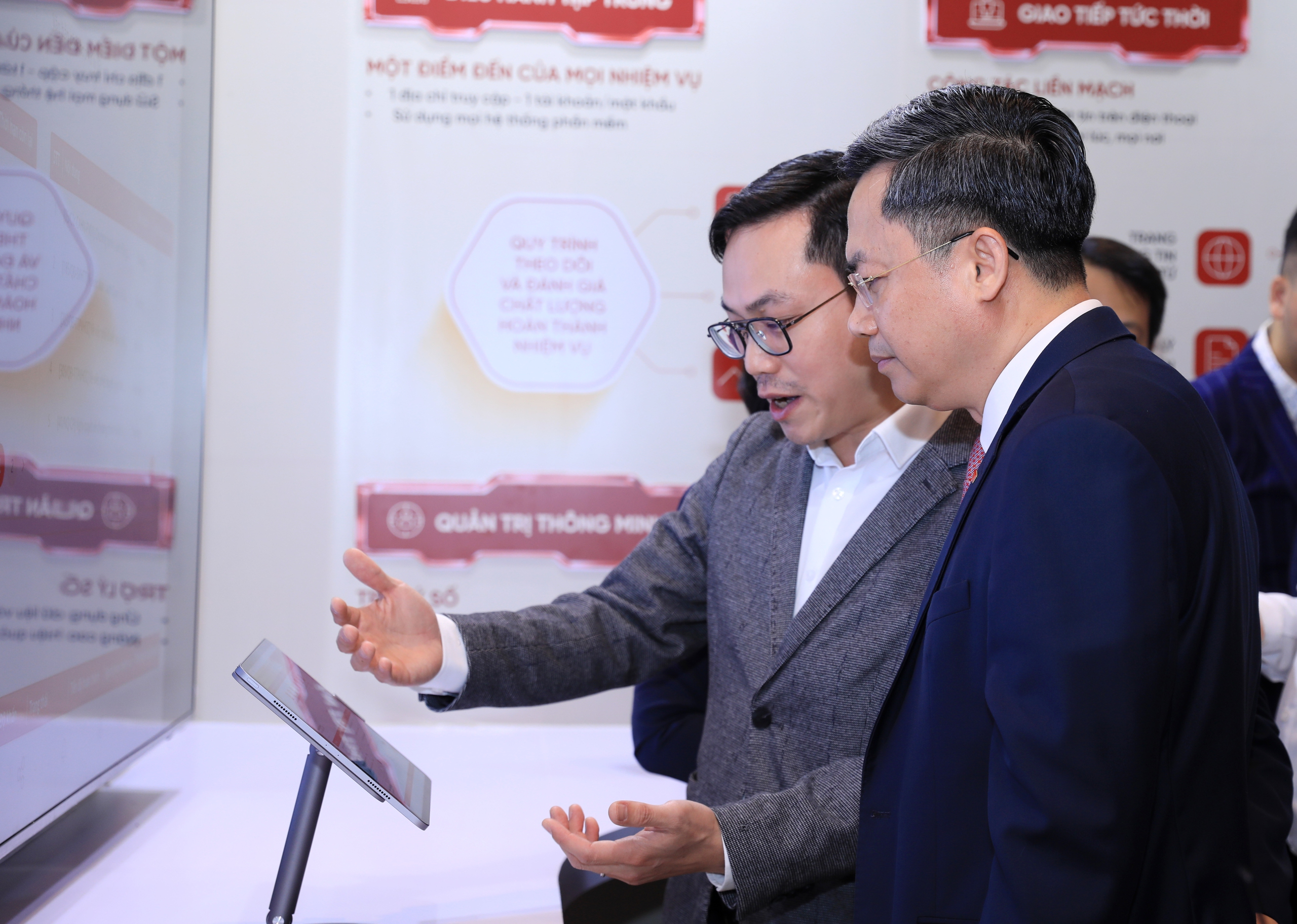 Hanoi launches centralized operations platform for municipal NA Delegation and two-tier people's councils- Ảnh 3. Hanoi launches centralized operations platform for municipal NA Delegation and two-tier people's councils- Ảnh 3.