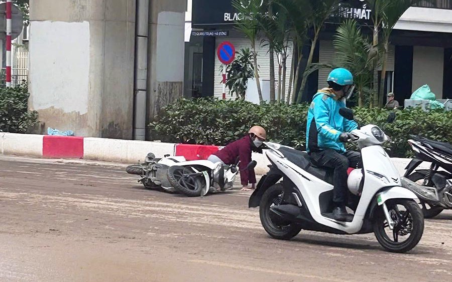 Bùn đất rơi vãi trên mặt đường khiến nhiều người bị ngã