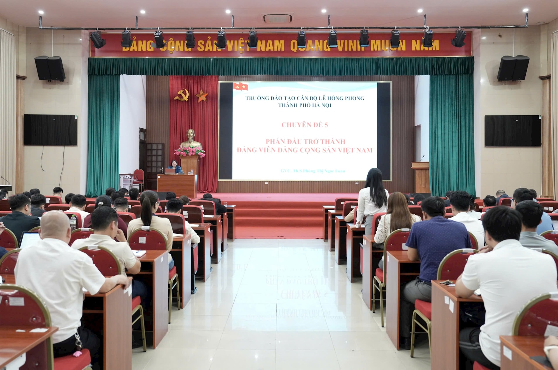 Đảng ủy UBND Thành phố khai giảng lớp bồi dưỡng nhận thức về Đảng năm 2026- Ảnh 2.