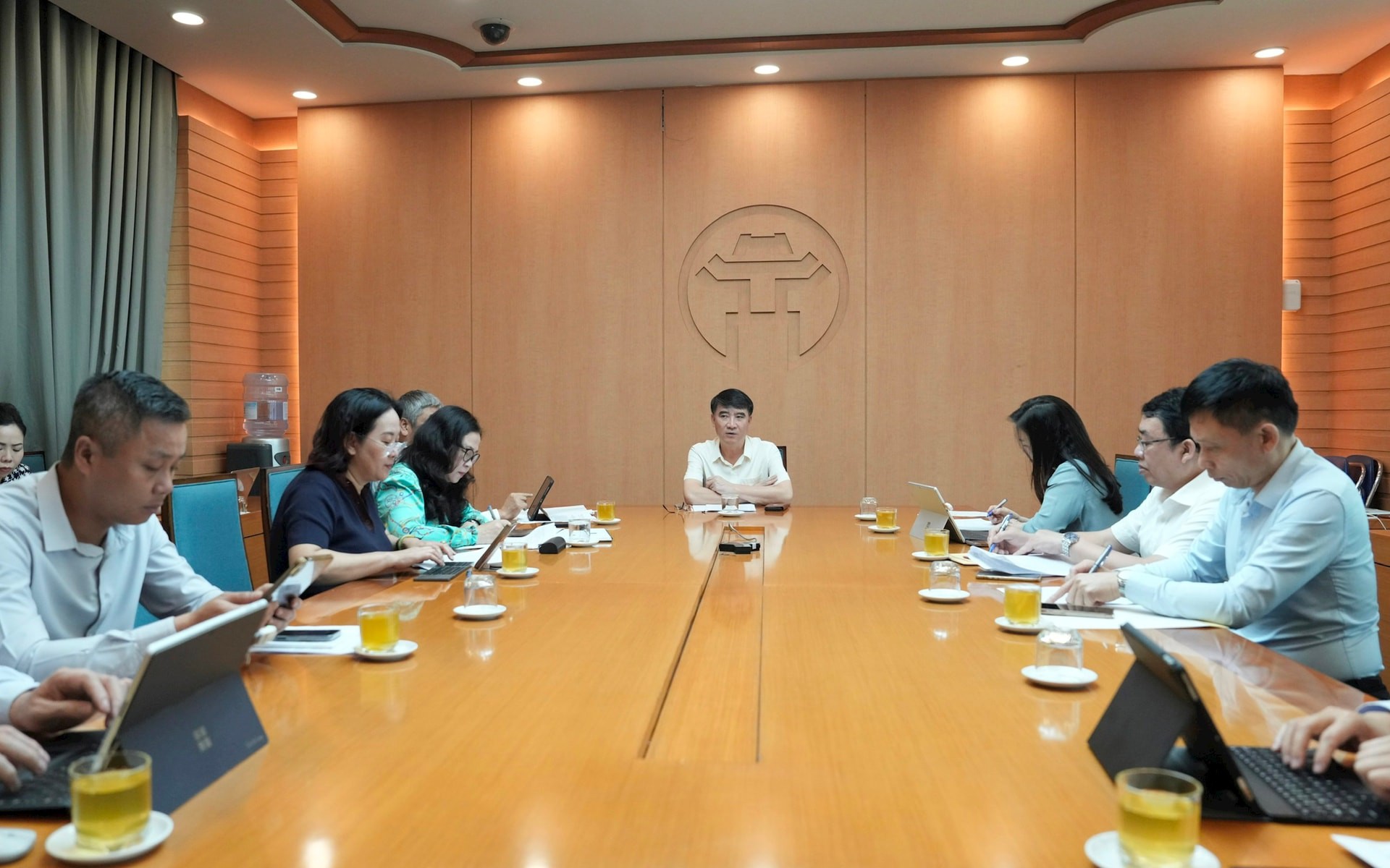 Phó Chủ tịch UBND thành phố Hà Nội Nguyễn Xuân Lưu chủ trì cuộc họp