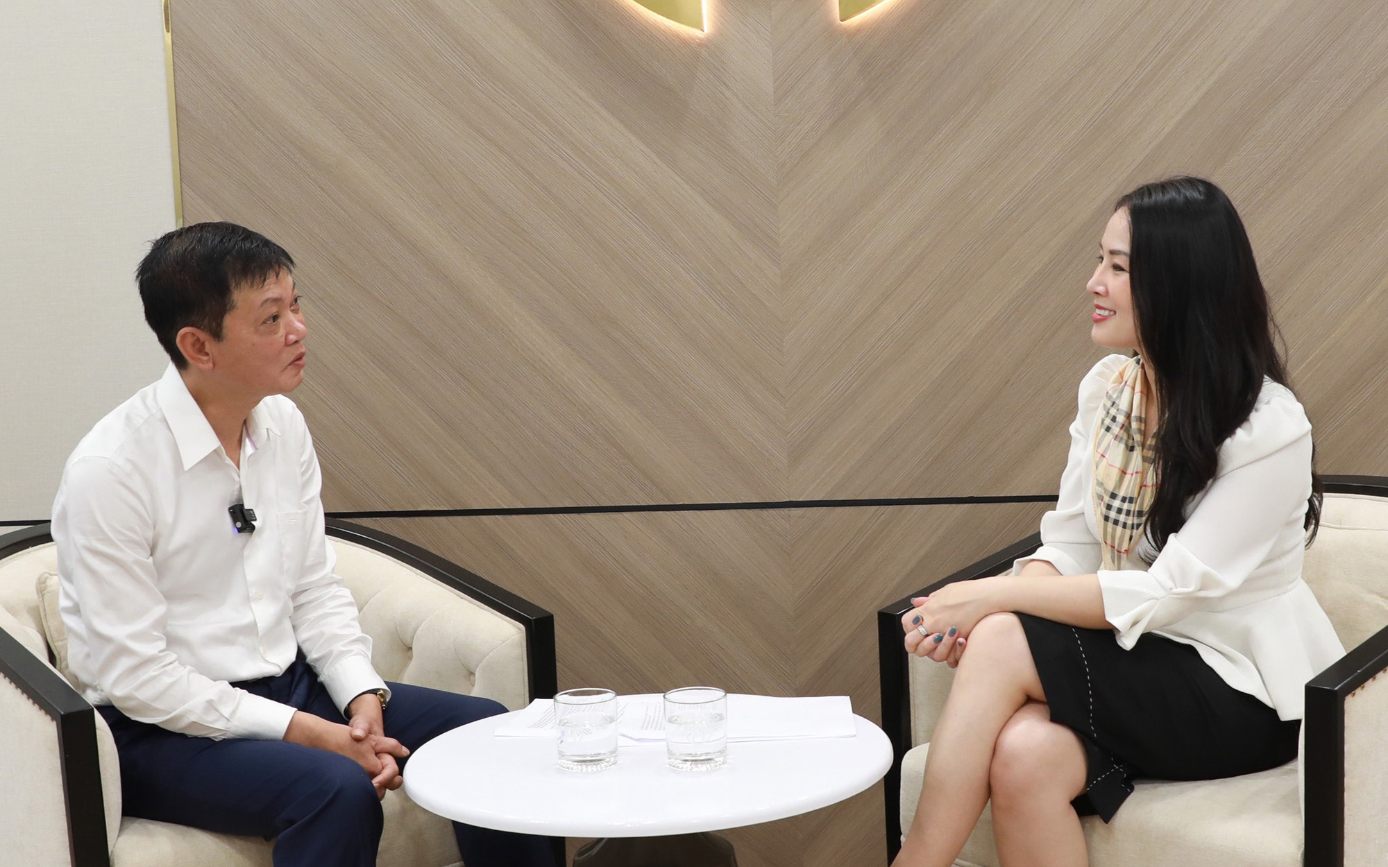 Ông Nghiêm Hải Thịnh - Phó Giám đốc Ban Quản lý Dự án Đầu tư - Hạ tầng phường Định Công trao đổi về công tác tháo gỡ nút thắt GPMB đường Vành đai 2,5 đoạn Đầm Hồng- Quốc lộ 1A