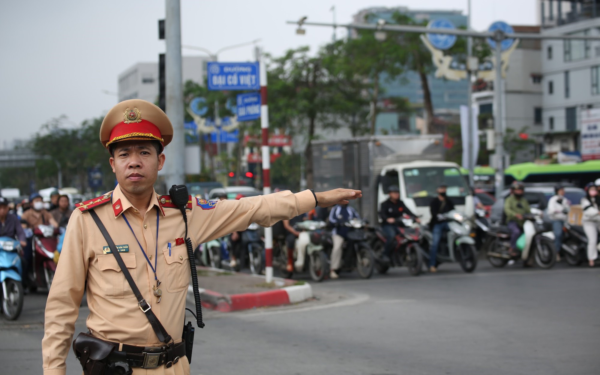 CSGT phân luồng tại Đại Cồ Việt - Giải Phóng, nút giao trọng điểm trên tuyến (Ảnh: CATP)