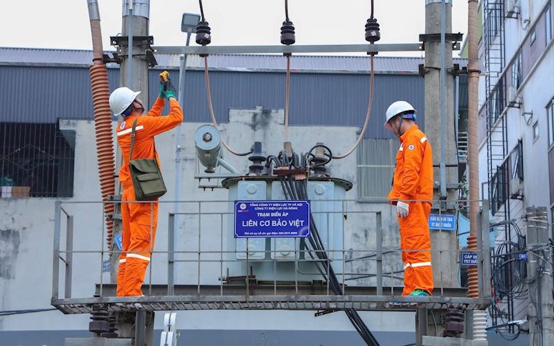 Kiểm tra tình trạng vận hành trạm biến áp tại phường Hà Đông