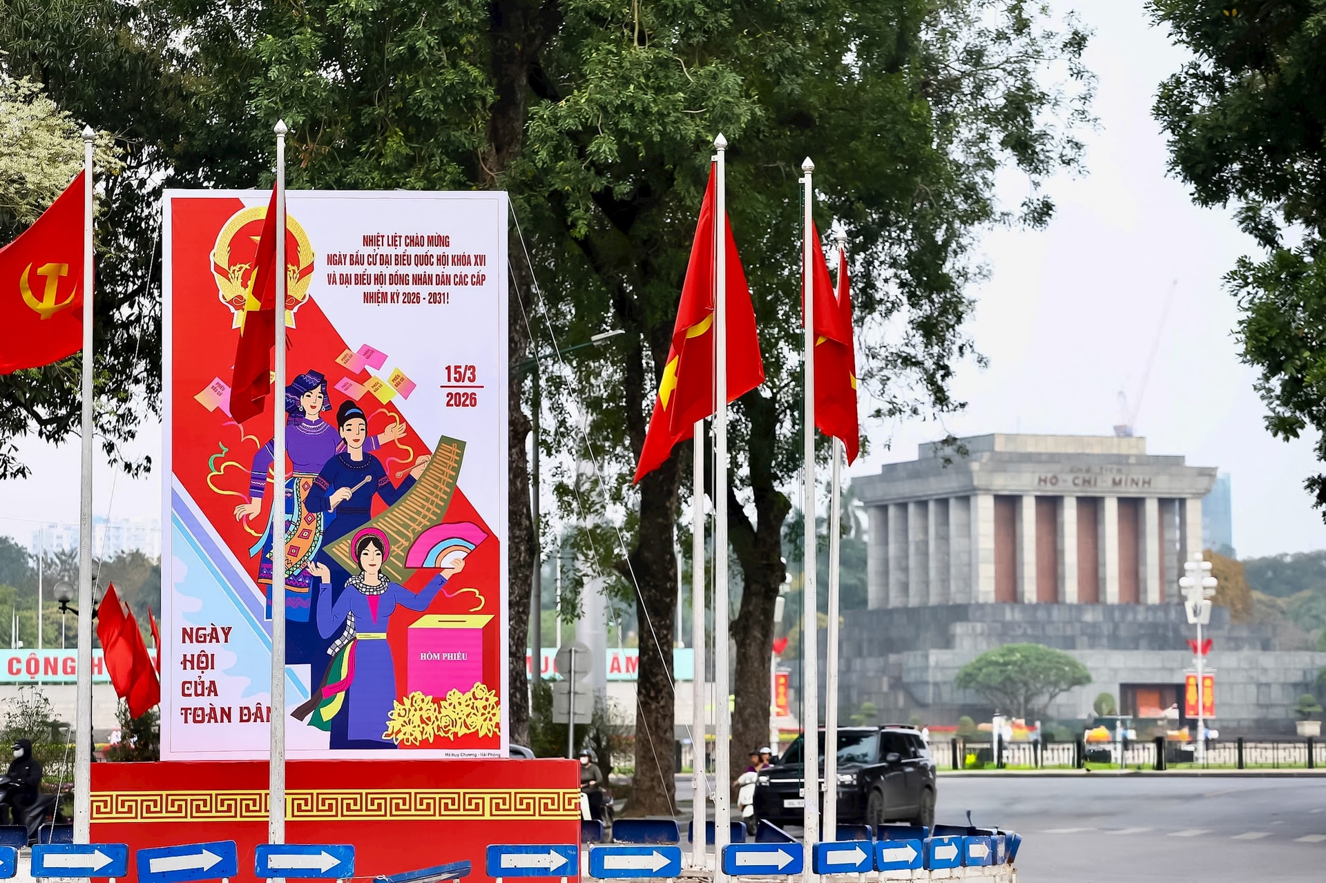 Hà Nội trang hoàng rực rỡ, sẵn sàng cho cuộc bầu cử đại biểu Quốc hội và HĐND các cấp- Ảnh 4.