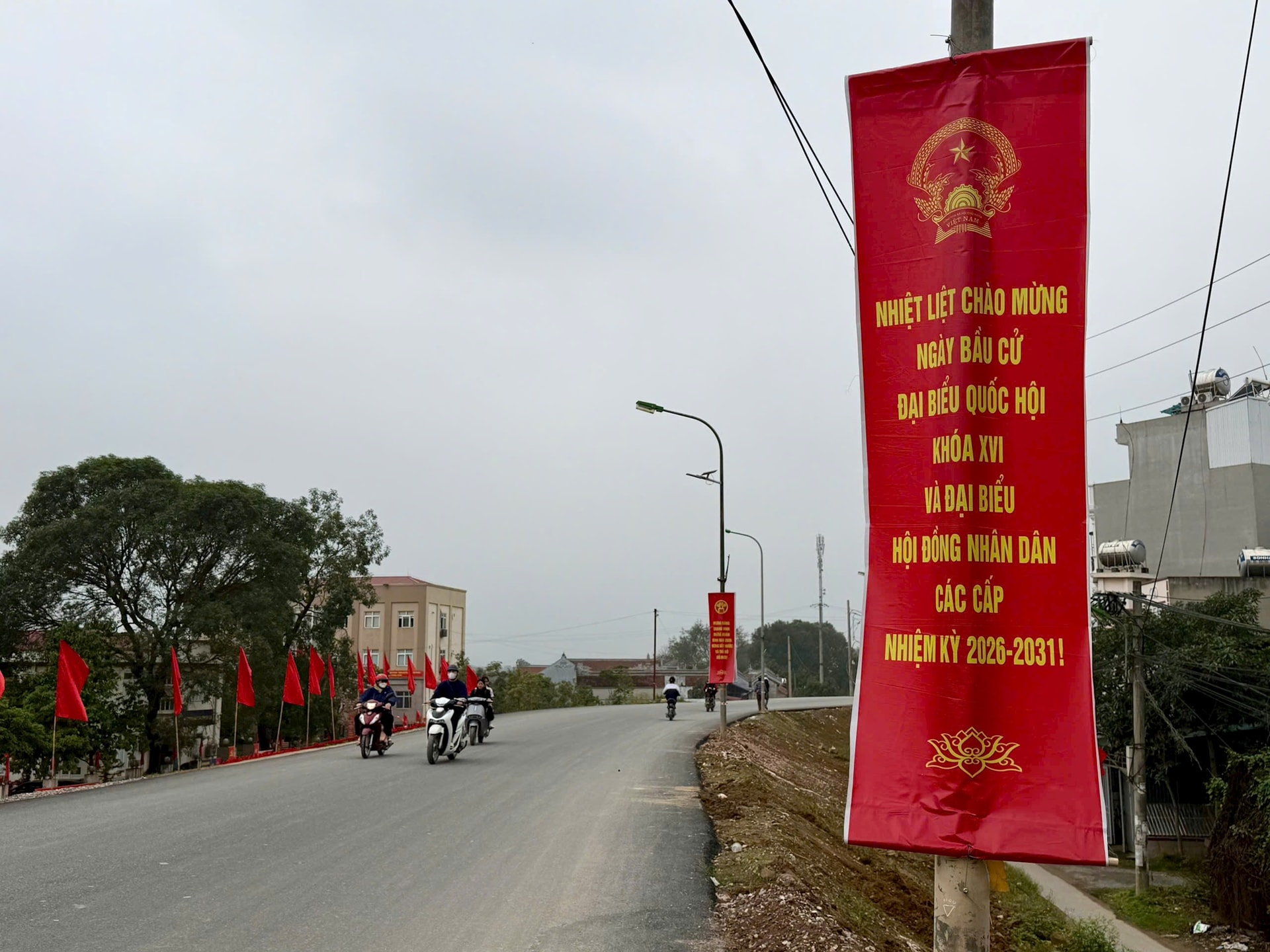 Phường Yên Nghĩa rực rỡ cờ hoa, sẵn sàng cho ngày hội lớn- Ảnh 1.