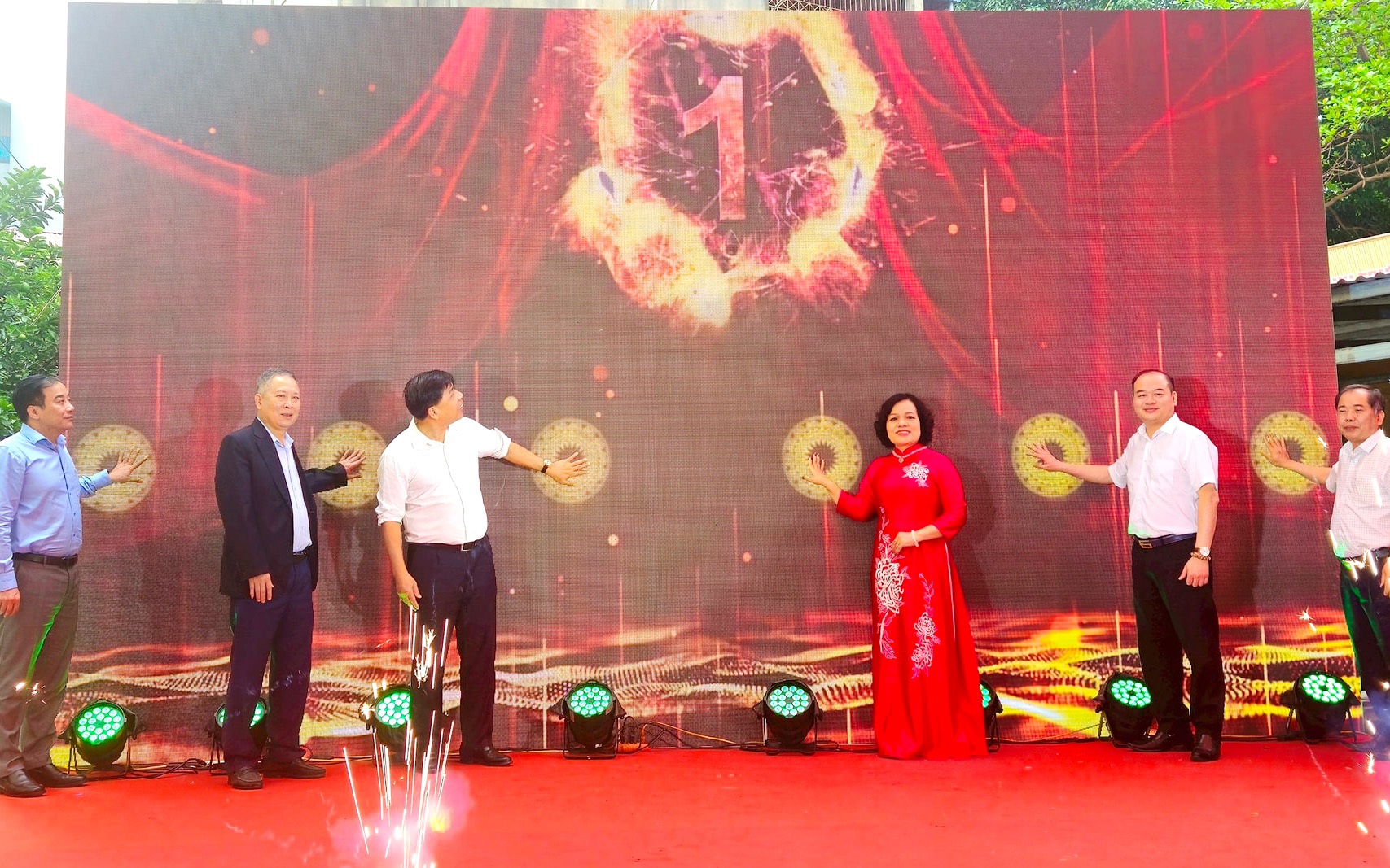 Các đại biểu thực hiện nghi thức mai mạc "Phiên chợ xanh - kết nối tiêu dùng cùng hợp tác xã”