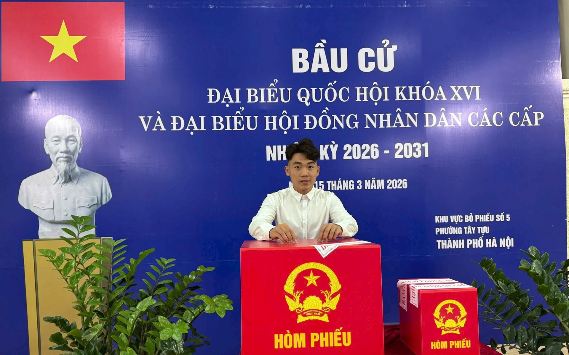 Cử tri phường Tây Tựu phấn khởi đi bỏ phiếu