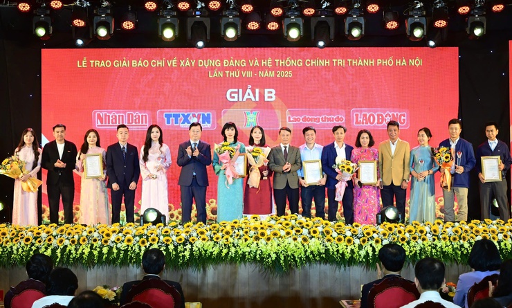 Hanoi awards 8th journalism prize on Party building and political system- Ảnh 3.
