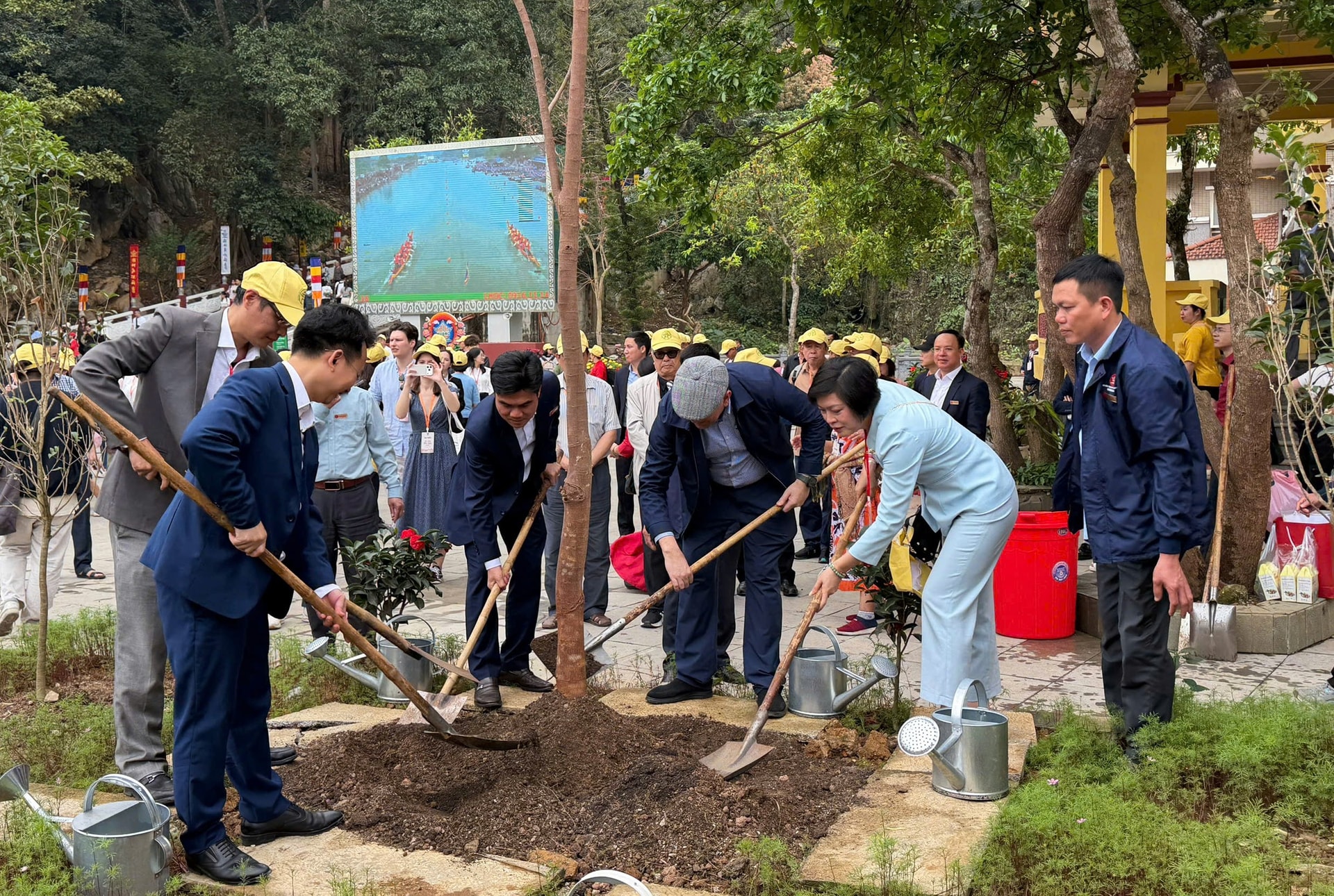 Gần 400 đại biểu tham gia chương trình “Du xuân hữu nghị 2026” tại chùa Hương- Ảnh 12.