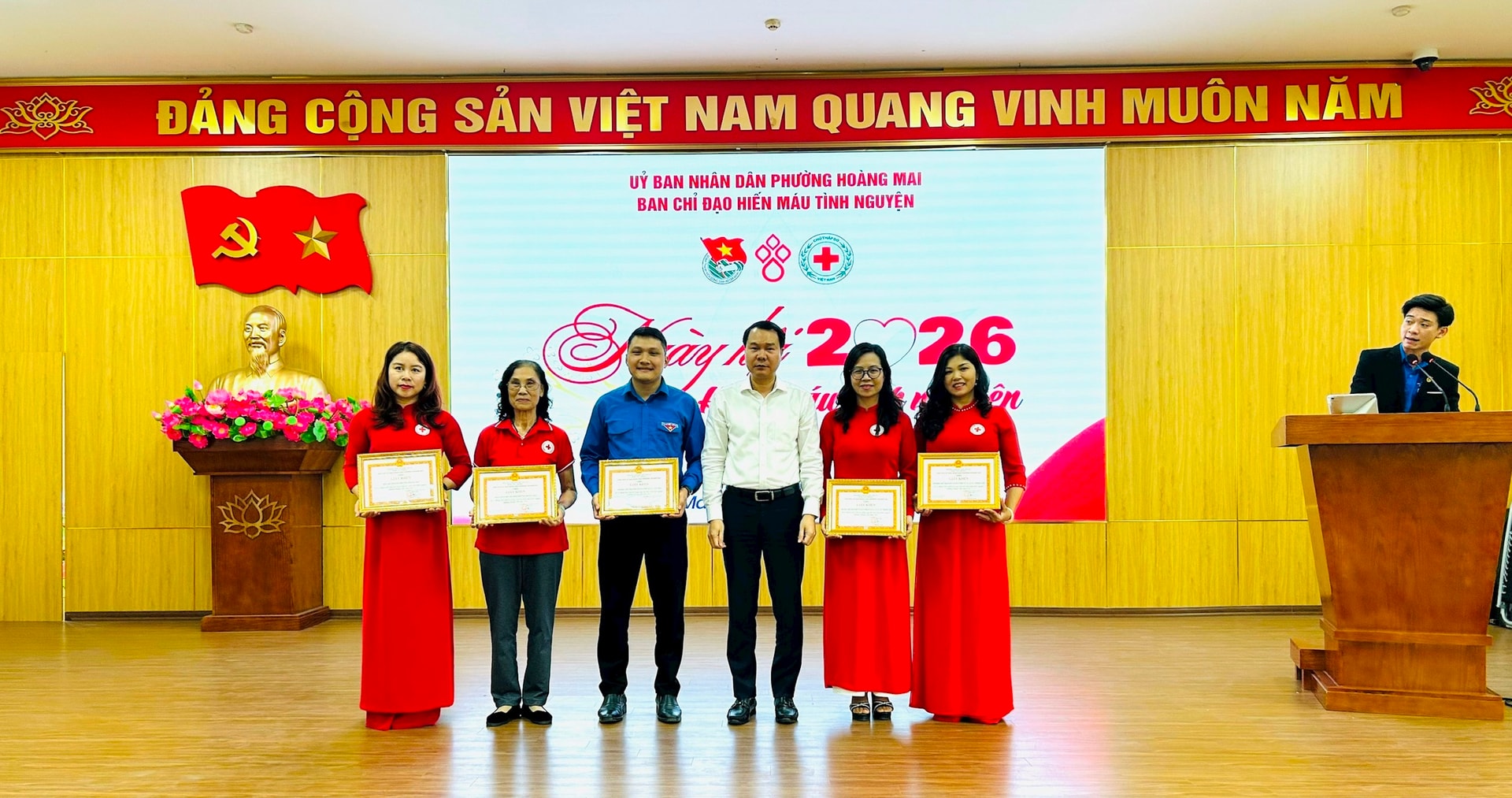 Phường Hoàng Mai tiếp nhận 448 đơn vị máu trong Ngày hội hiến máu tình nguyện- Ảnh 1.
