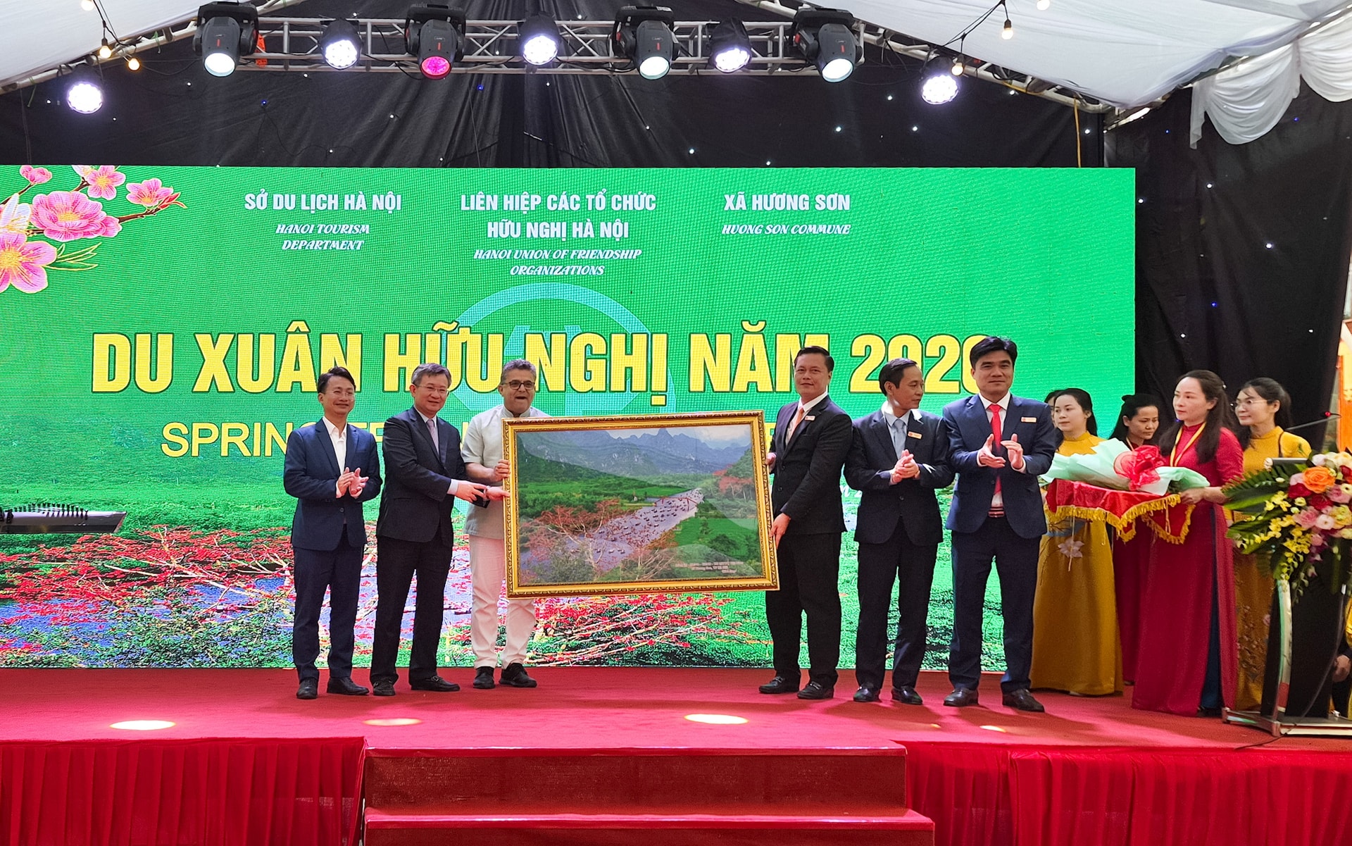 Các đại biểu quốc tế ấn tượng với vẻ đẹp của chùa Hương- Ảnh 4.