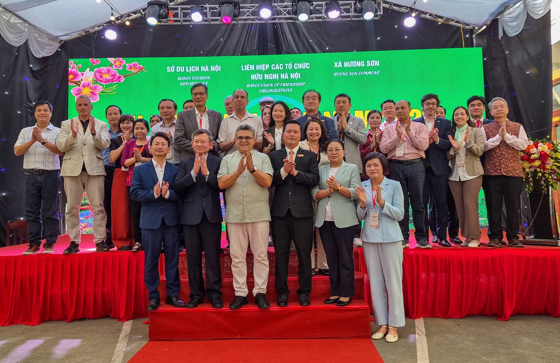 Các đại biểu quốc tế ấn tượng với vẻ đẹp của chùa Hương- Ảnh 6.