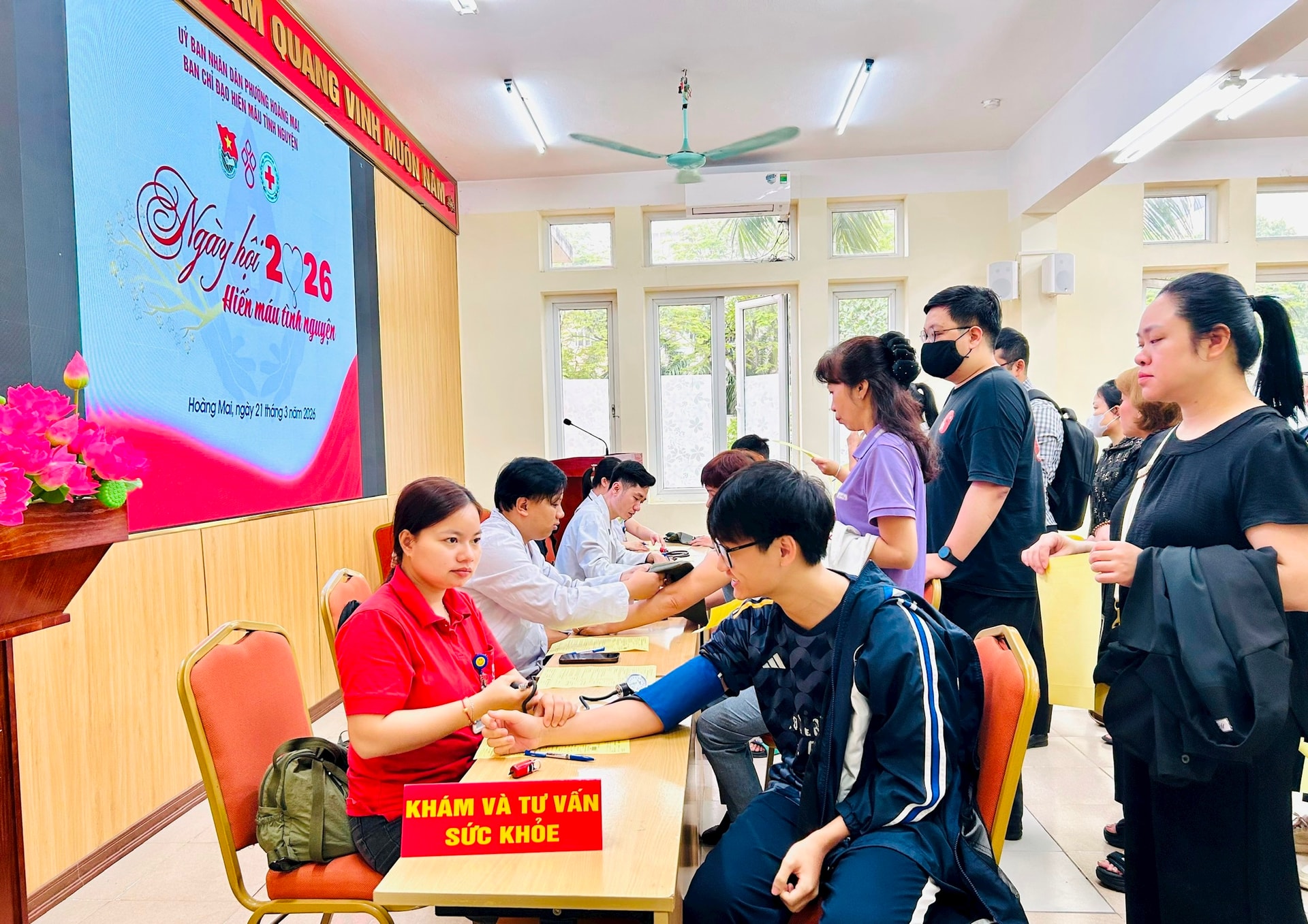Phường Hoàng Mai tiếp nhận 448 đơn vị máu trong Ngày hội hiến máu tình nguyện- Ảnh 3.