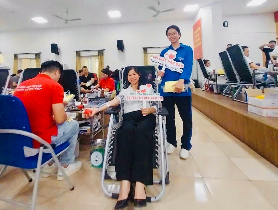 Phường Hoàng Mai tiếp nhận 448 đơn vị máu trong Ngày hội hiến máu tình nguyện- Ảnh 4.
