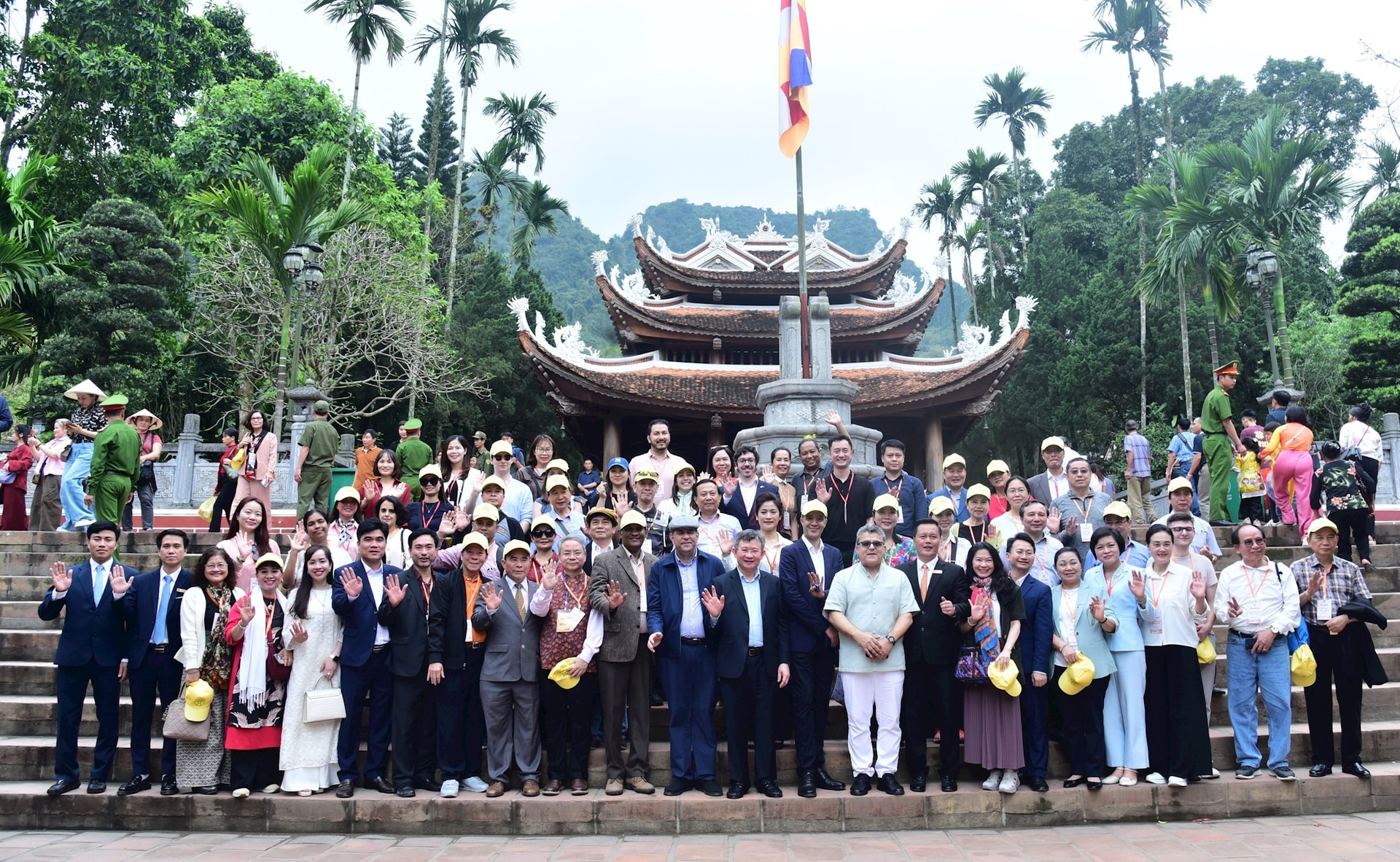 Gần 400 đại biểu tham gia chương trình “Du xuân hữu nghị 2026” tại chùa Hương- Ảnh 1.