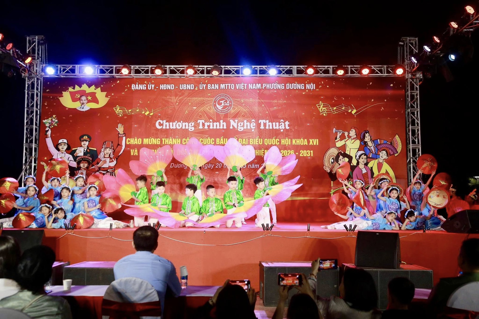 Đặc sắc chương trình văn nghệ chào mừng thành công bầu cử ở phường Dương Nội- Ảnh 2.