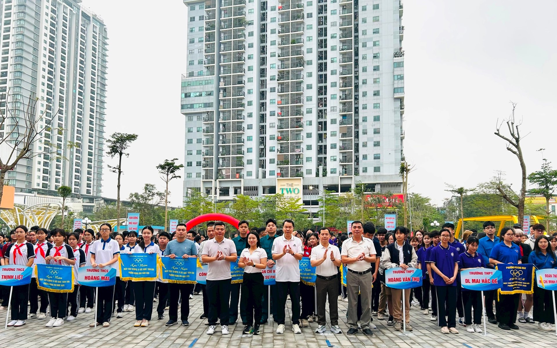 Lãnh đạo phường Hoàng Mai trao cờ lưu niệm cho các đơn vị