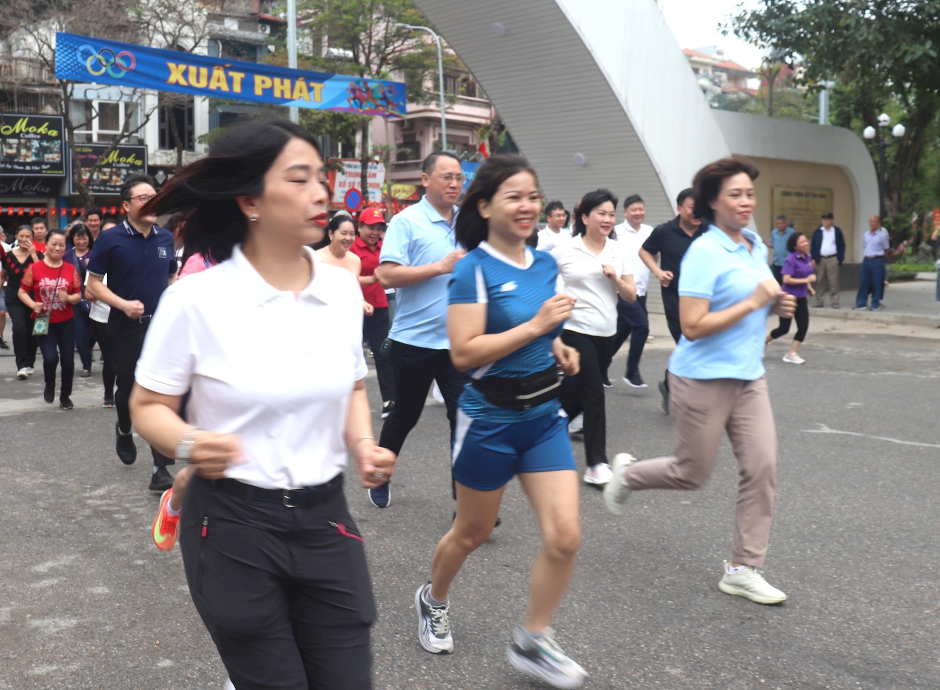 Phường Bạch Mai hưởng ứng "Ngày chạy Olympic vì sức khỏe toàn dân"- Ảnh 2.