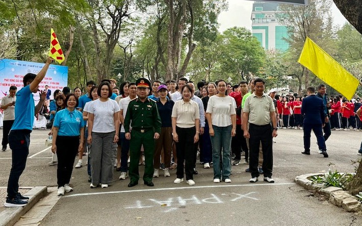 Lãnh đạo phường Hai Bà Trưng và các đại biểu tham gia chạy hưởng ứng