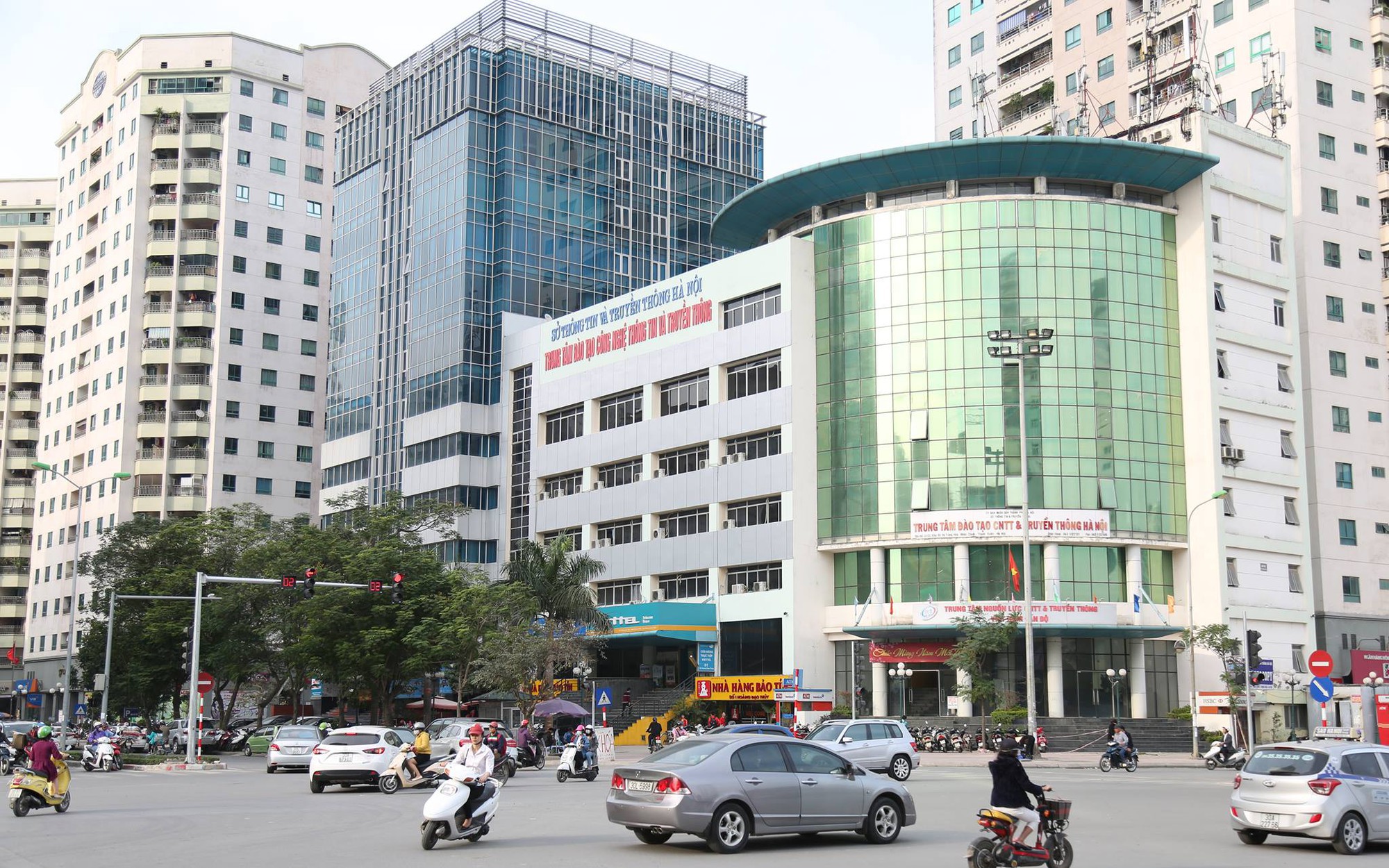 Trung tâm Chuyển đổi số thành phố Hà Nội thuộc Sở Khoa học và Công nghệ thành phố Hà Nội có trụ sở tại số 01 Hoàng Đạo Thúy, phường Yên Hòa.