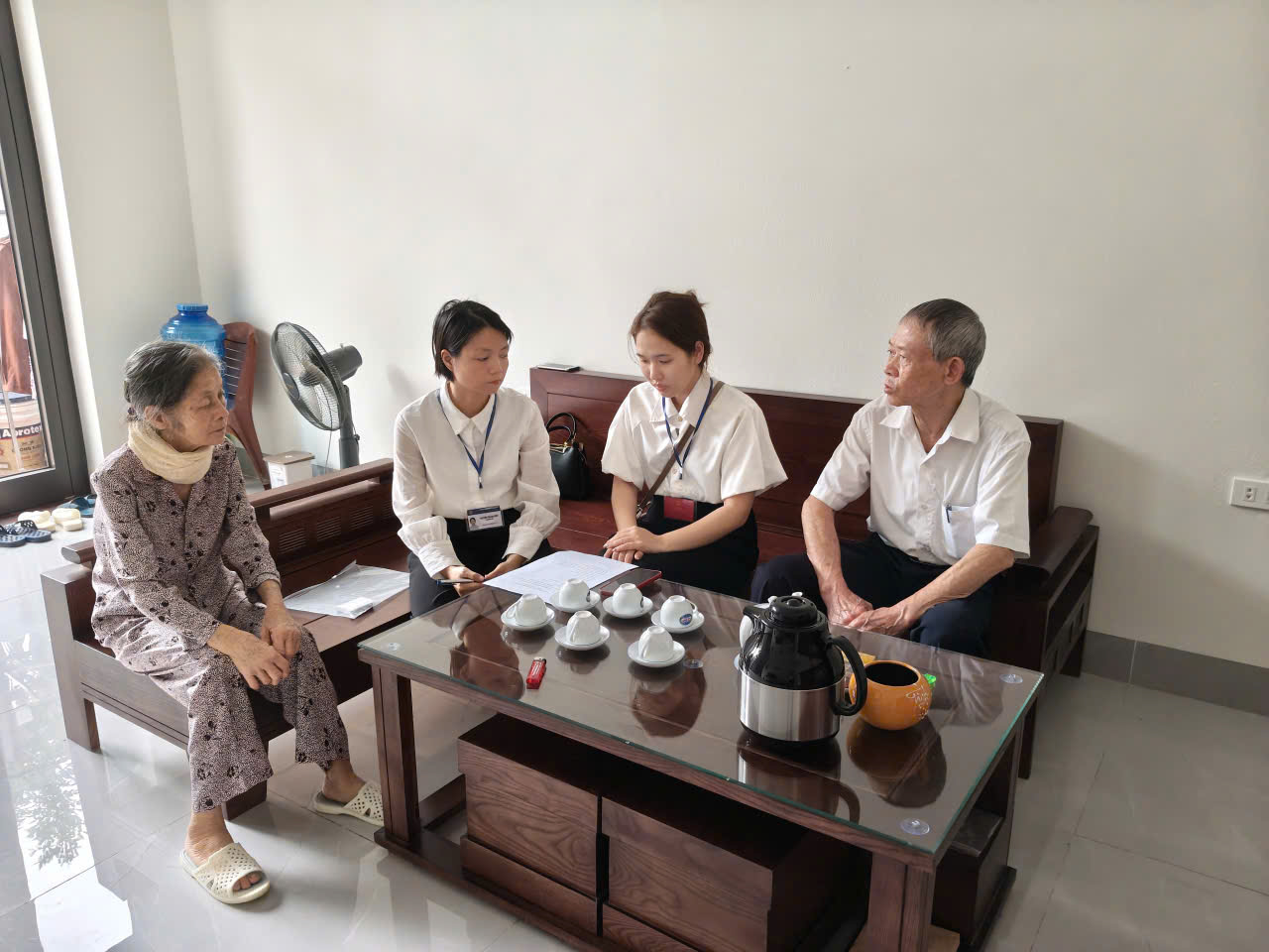 Xã Ô Diên tận tâm hỗ trợ người yếu thế thực hiện thủ tục hành chính – Lan tỏa giá trị nhân văn của nền hành chính phục vụ- Ảnh 1.