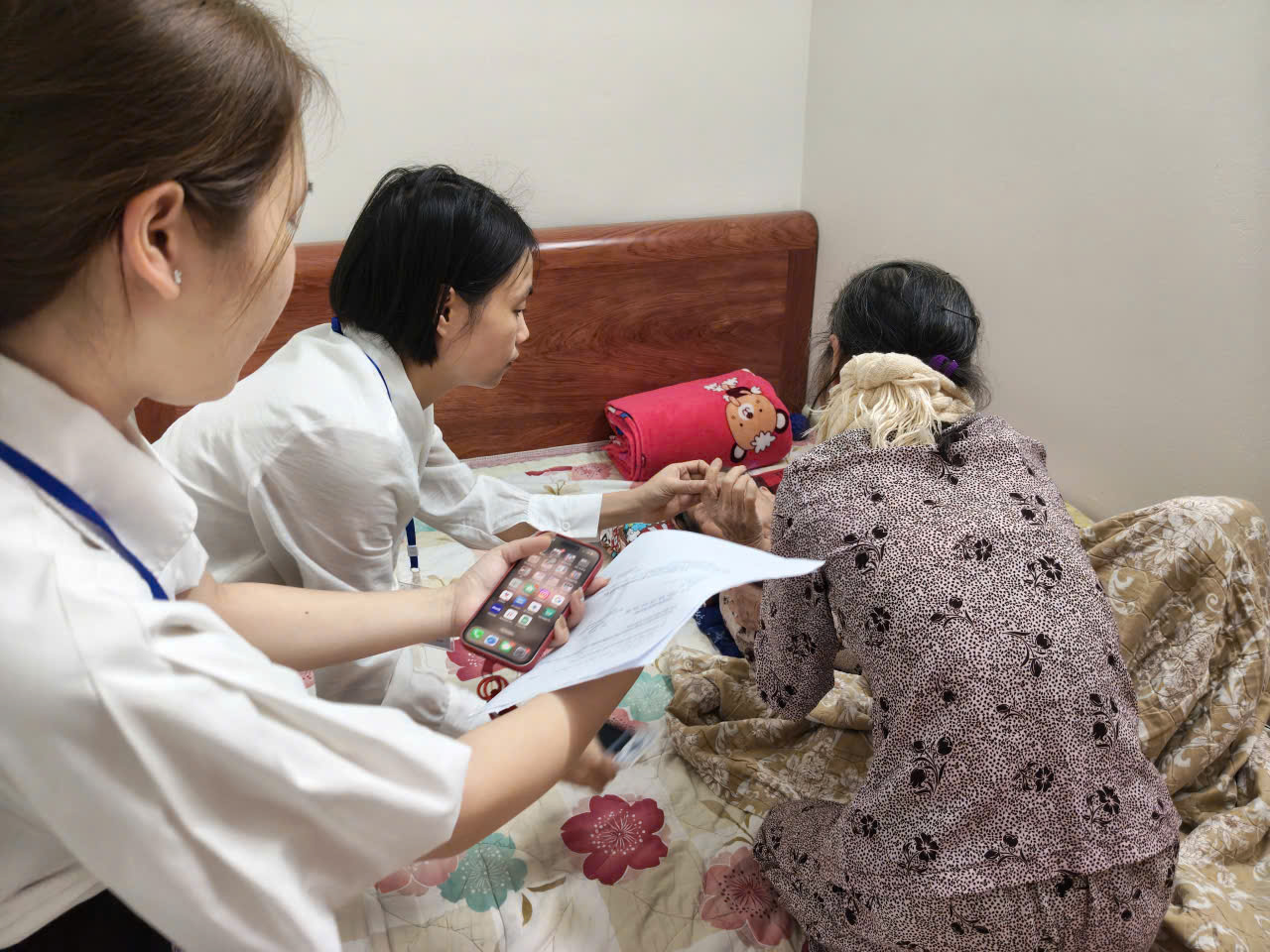 Xã Ô Diên tận tâm hỗ trợ người yếu thế thực hiện thủ tục hành chính – Lan tỏa giá trị nhân văn của nền hành chính phục vụ- Ảnh 2.