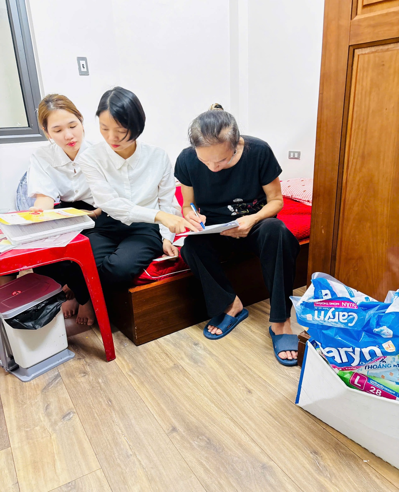 Xã Ô Diên tận tâm hỗ trợ người yếu thế thực hiện thủ tục hành chính – Lan tỏa giá trị nhân văn của nền hành chính phục vụ- Ảnh 3.