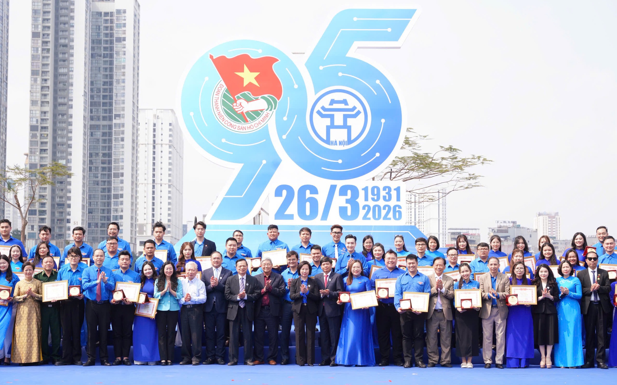 Lãnh đạo Trung ương và Thành phố khen thưởng các cán bộ Đoàn tiêu biểu tại Chương trình "Khát vọng Thanh niên Thủ đô", kỷ niệm 95 năm Ngày thành lập Đoàn TNCS Hồ Chí Minh (26/3/1931 - 26/3/2026).