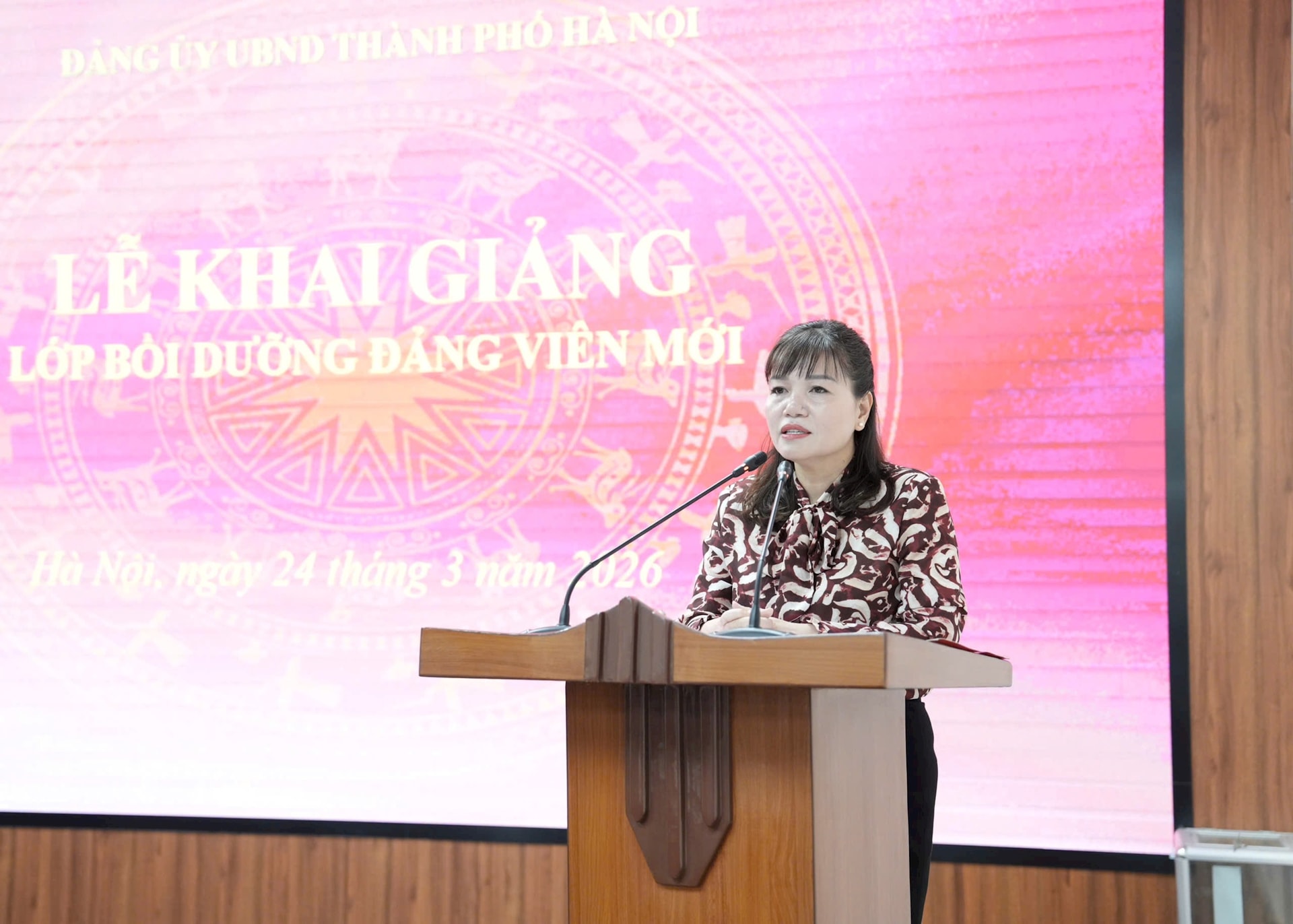 Đảng ủy UBND thành phố Hà Nội khai giảng lớp bồi dưỡng đảng viên mới- Ảnh 2.