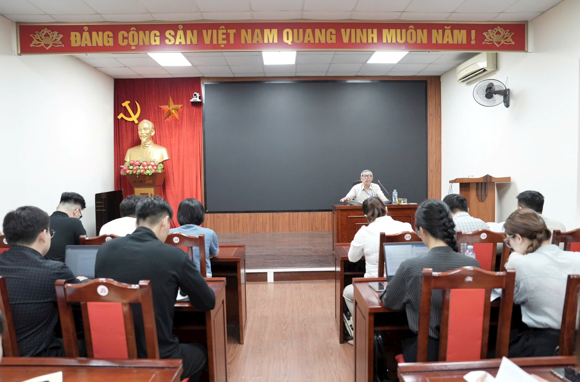 Đảng ủy UBND thành phố Hà Nội khai giảng lớp bồi dưỡng đảng viên mới- Ảnh 4.