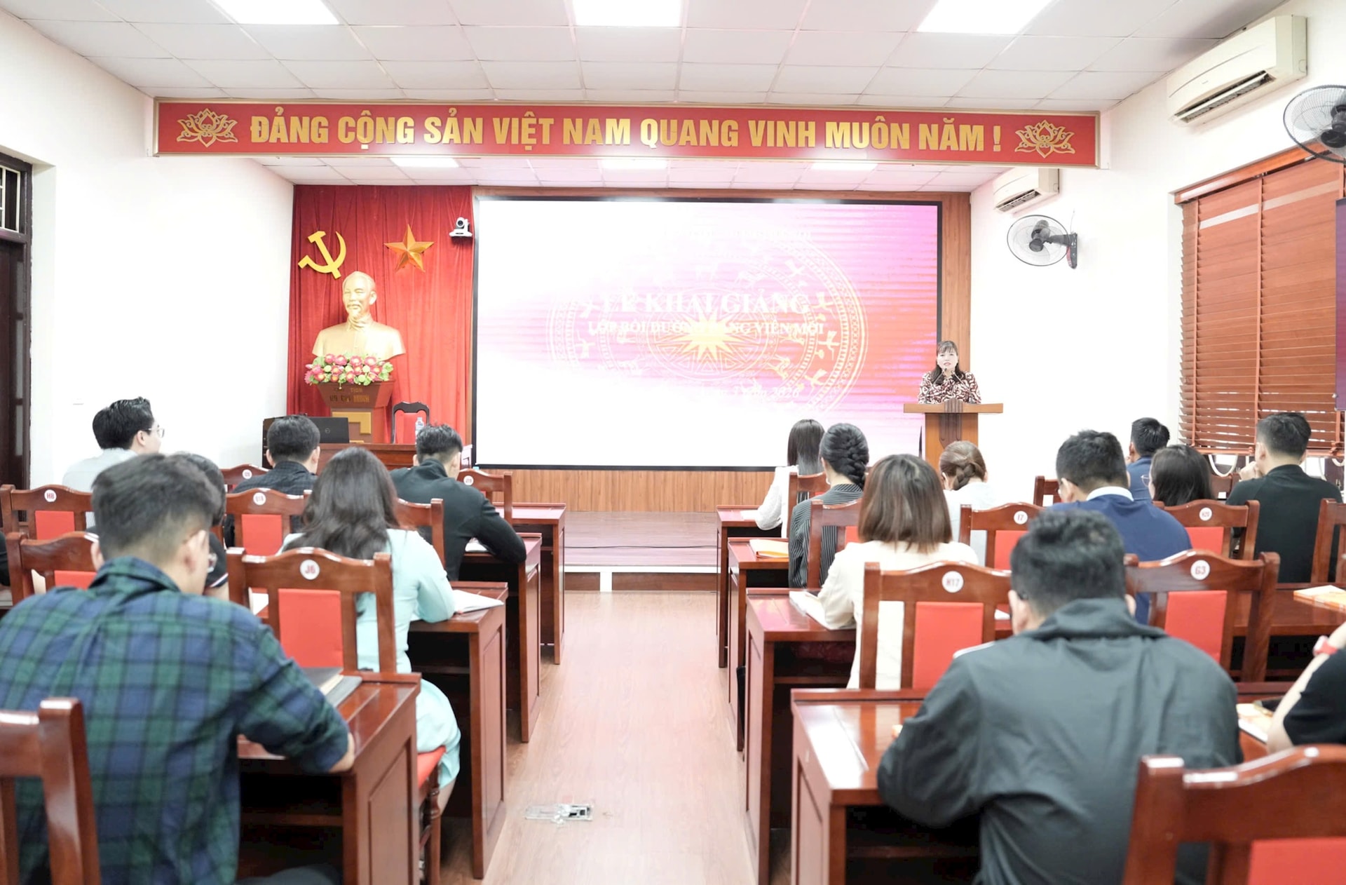 Đảng ủy UBND thành phố Hà Nội khai giảng lớp bồi dưỡng đảng viên mới- Ảnh 1.