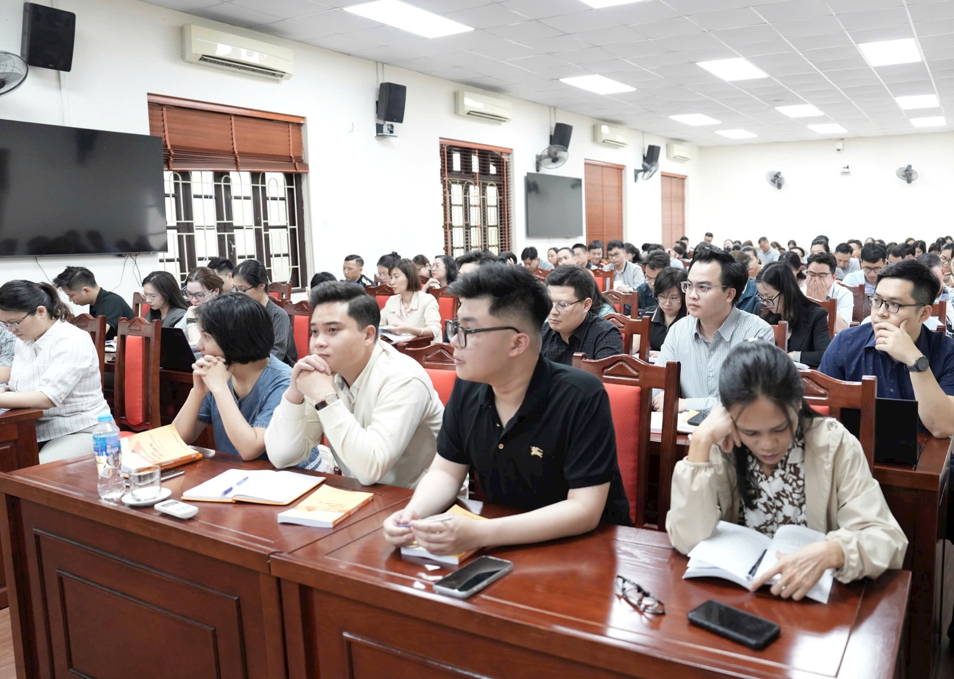 Đảng ủy UBND thành phố Hà Nội khai giảng lớp bồi dưỡng đảng viên mới- Ảnh 3.