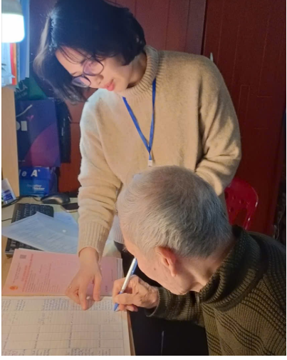 Trao “Sổ đỏ” tận nhà cho người dân bị tai biến tại phường Dương Nội- Ảnh 1.