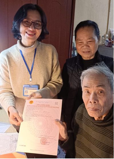 Trao “Sổ đỏ” tận nhà cho người dân bị tai biến tại phường Dương Nội- Ảnh 2.