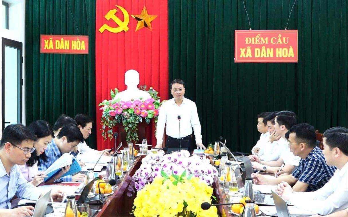 Trưởng ban Nội chính Thành ủy Trần Đình Cảnh kiểm tra tại Đảng ủy xã Dân Hòa
