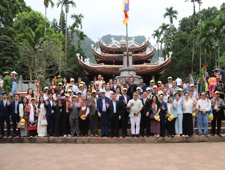 International delegates impressed by Huong Pagoda's beauty during friendship spring program event- Ảnh 2.
