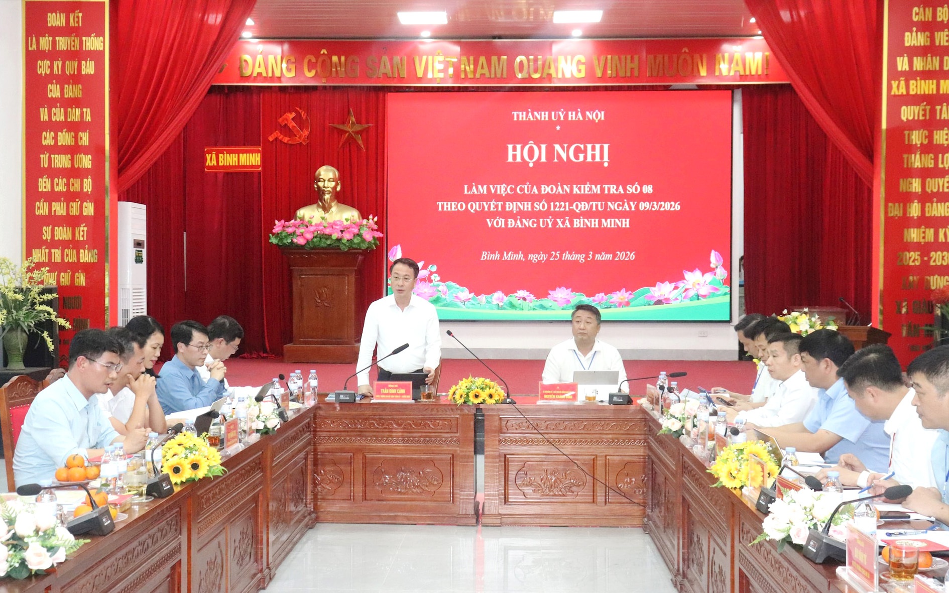 Trưởng Ban Nội chính Thành ủy Trần Đình Cảnh kiểm tra tại Đảng ủy xã Bình Minh