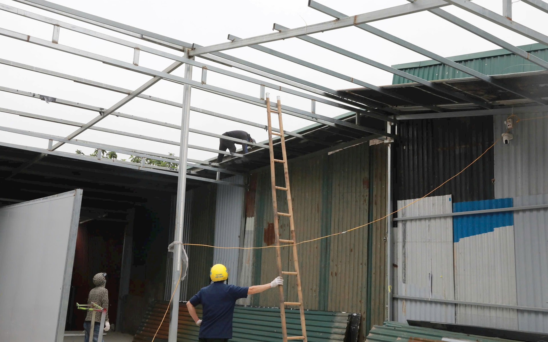 Tháo dỡ công trình vi phạm tại đường Tựu Liệt