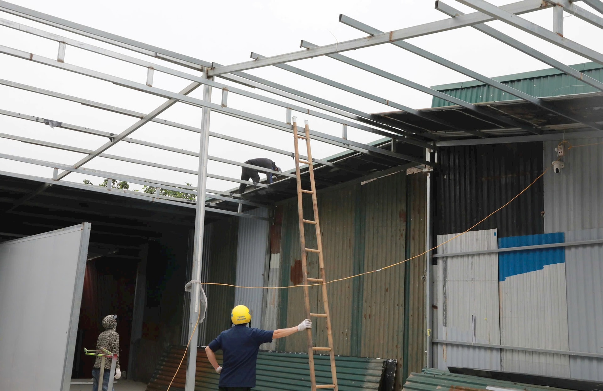 Phường Hoàng Liệt cưỡng chế tháo dỡ công trình vi phạm tại đường Tựu Liệt- Ảnh 2.