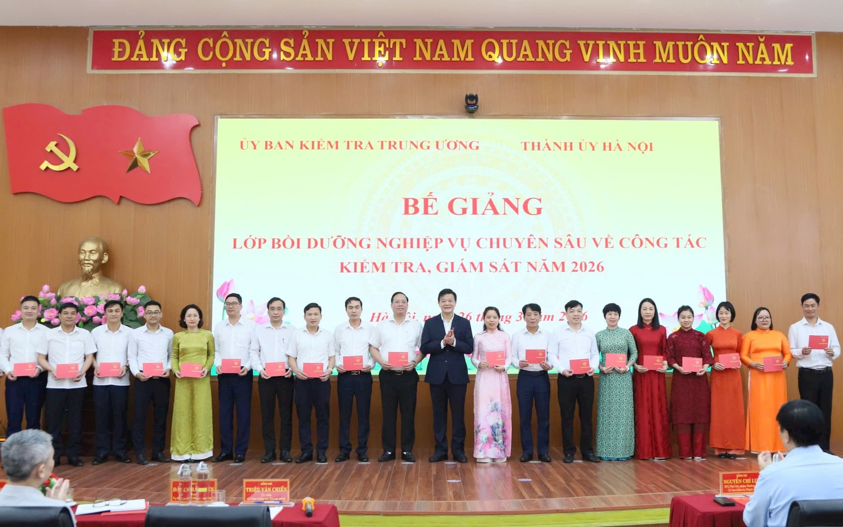 Trao giấy chứng nhận cho các học viên tham gia lớp học