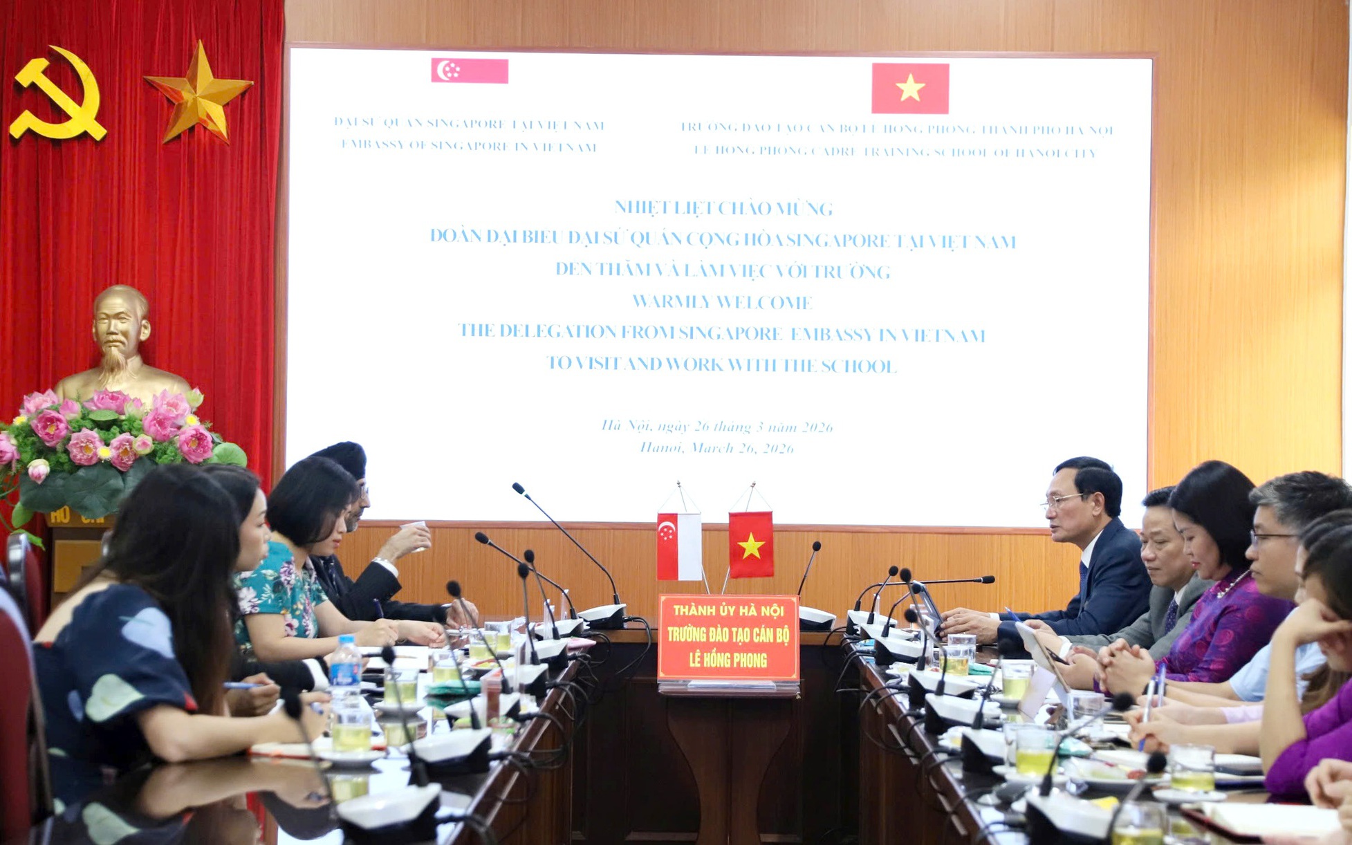 Quang cảnh buổi làm việc