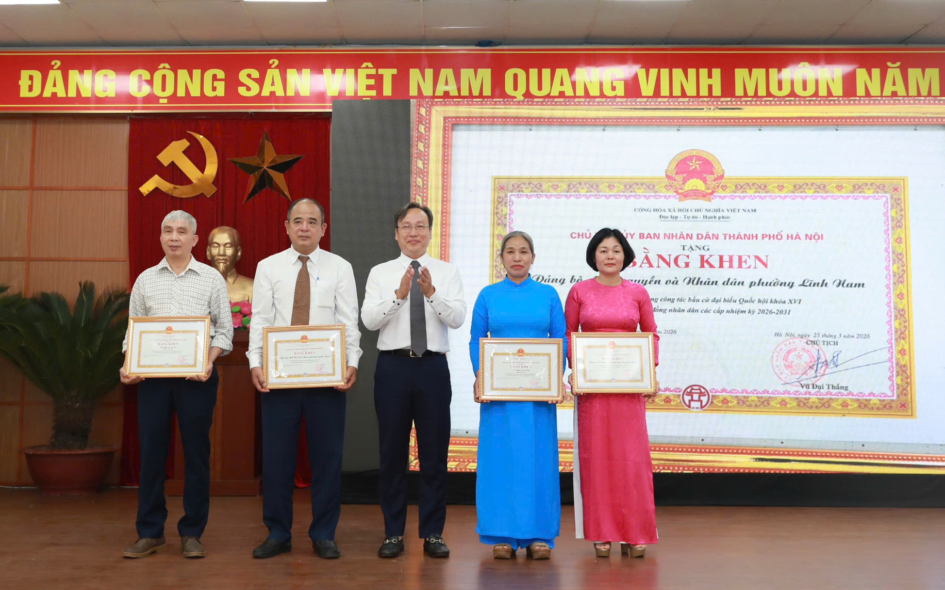 Bí thư Đảng ủy, Chủ tịch HĐND phường Lĩnh Nam Đỗ Thanh Tùng trao Bằng khen của Thành phố tặng các tập thể có thành tích trong công tác bầu cử