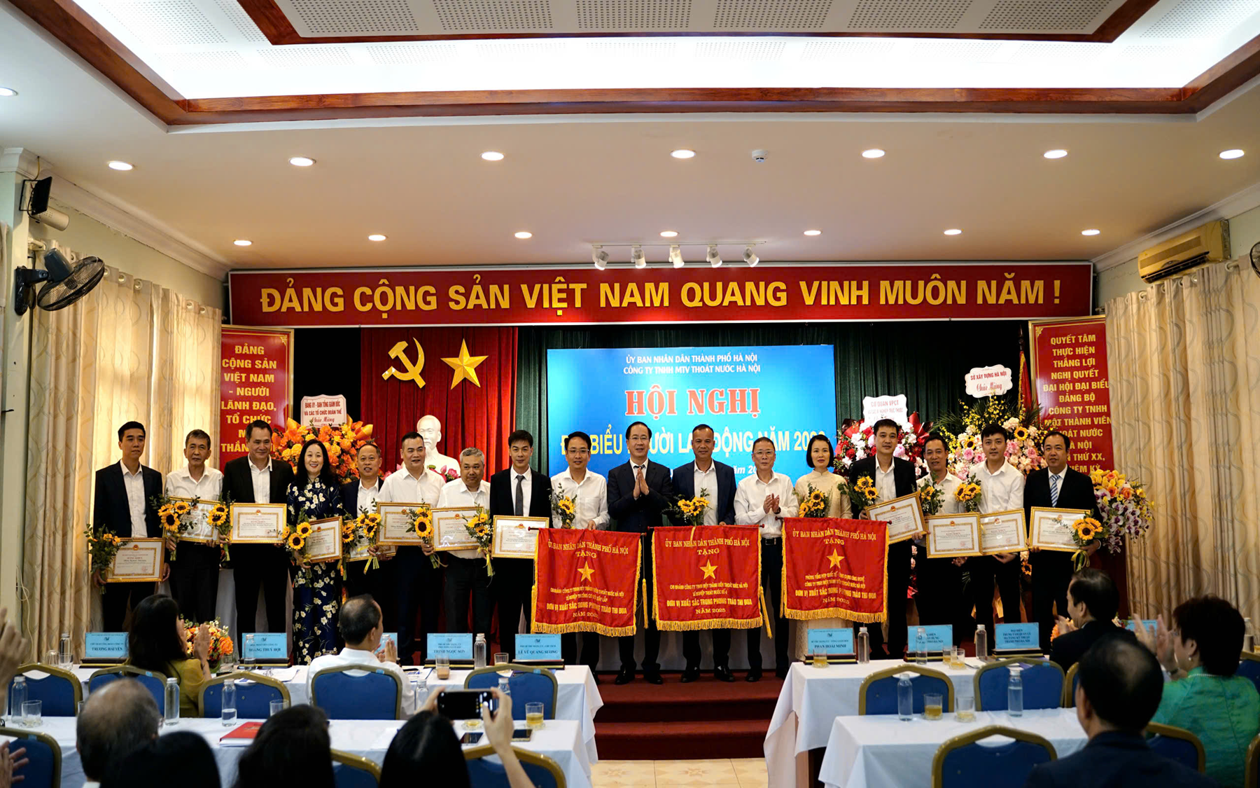 Lãnh đạo Công ty trao thưởng cho các tập thể, cá nhân hoàn thành xuất sắc nhiệm vụ.