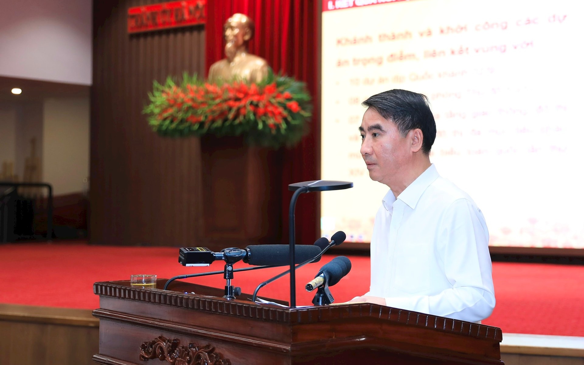 Ủy viên Ban Thường vụ Thành ủy, Phó Chủ tịch UBND Thành phố Nguyễn Xuân Lưu báo cáo tại Hội nghị