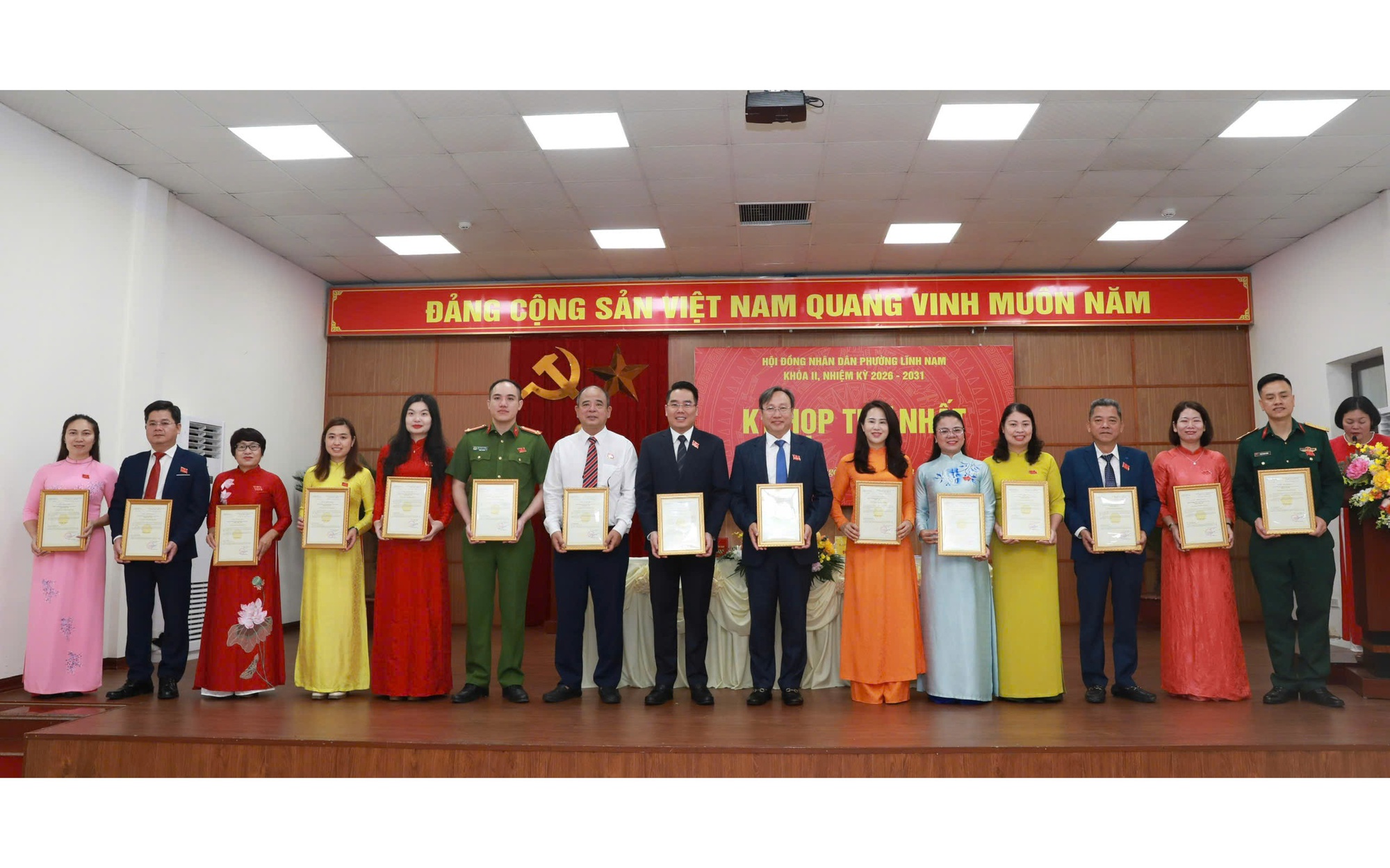 Trao chứng nhận đại biểu HĐND phường Lĩnh Nam, khóa II, nhiệm kỳ 2026-2031